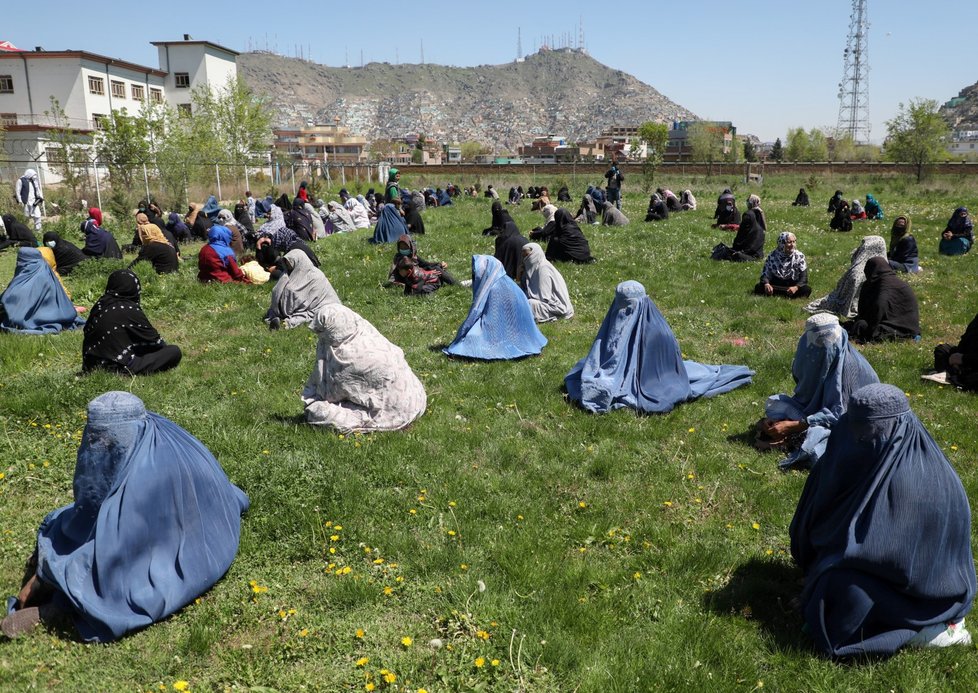 Afghánské ženy čekají na příděl pšenice zdarma od vlády v Kábulu. (21. 4. 2020)