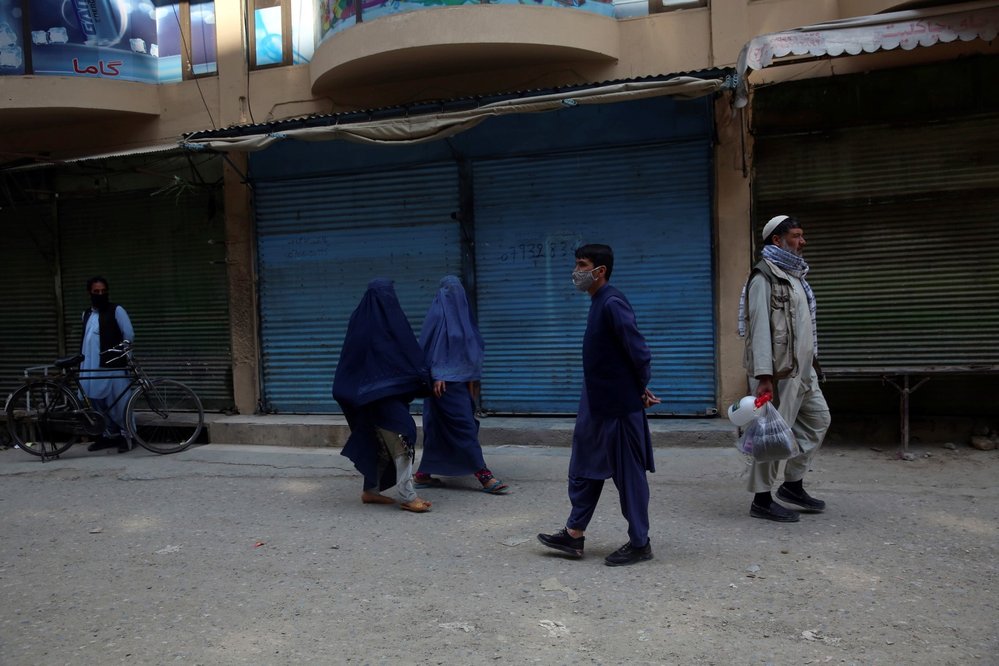 Obchody v hlavním městě Afghánistánu Kábulu už jsou zavřené. To má zabránit šíření koronaviru před blížícím se ramadánem. (19. 4. 2020)