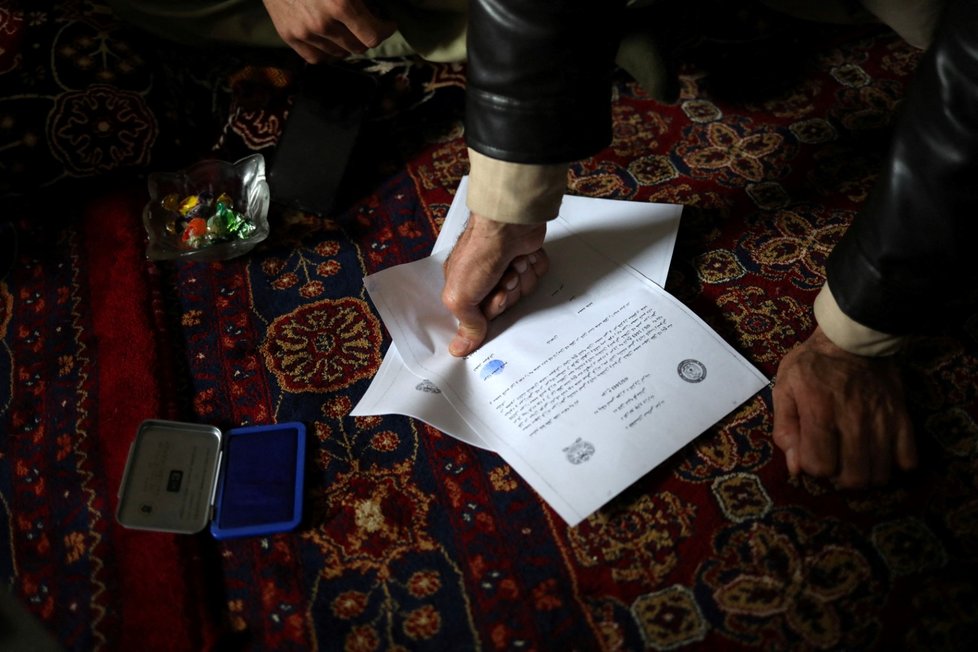 Kábulský taxikář vrátil rodině ztracené nemluvně poté, co se o něj několik měsíců staral jako o vlastního.