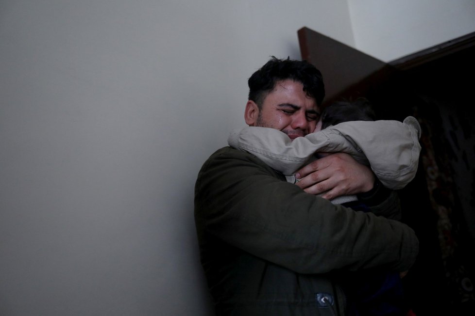 Kábulský taxikář vrátil rodině ztracené nemluvně poté, co se o něj několik měsíců staral jako o vlastního.