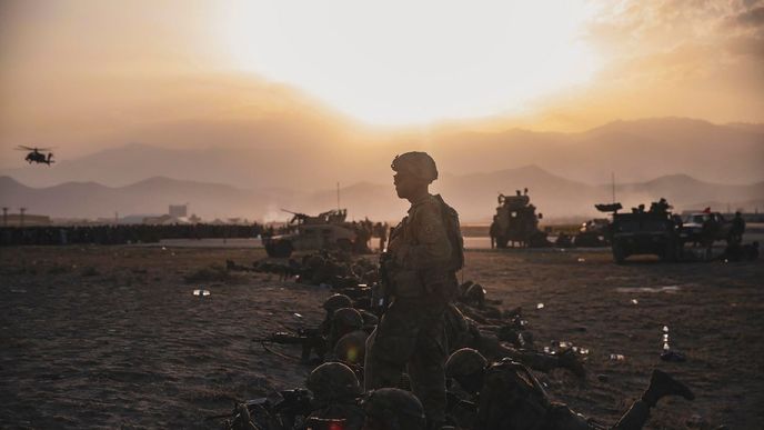 Vojáci USA zůstanou v Kábulu, dokud neodletí všichni Američané, uvedl Biden