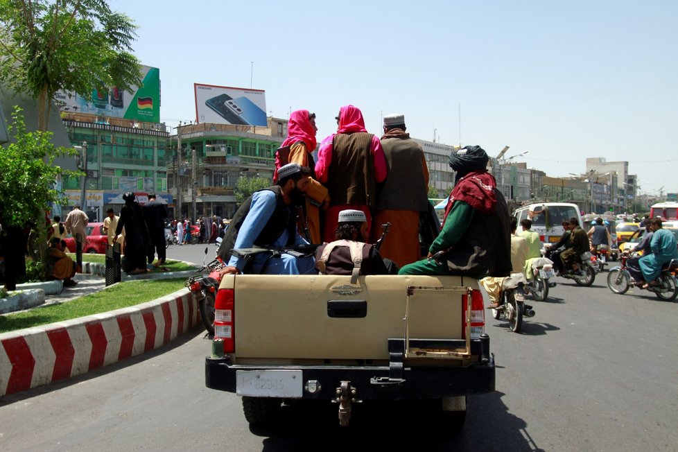 Tálibán dobývá Afghánistán: Stoupenci jsou blízko Kábulu (14. 8. 2021)