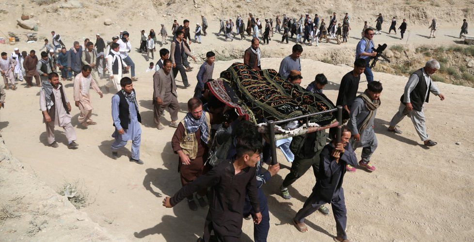 Při sebevražedném útoku v Kábulu ve středu zahynulo 48 lidí, dalších 67 jich utrpělo zranění, oznámilo afghánské ministerstvo zdravotnictví. K atentátu se zatím nikdo nepřihlásil. Předchozí podobné útoky ale měli na svědomí převážně teroristé z organizace Islámský stát (IS), uvedla agentura Reuters