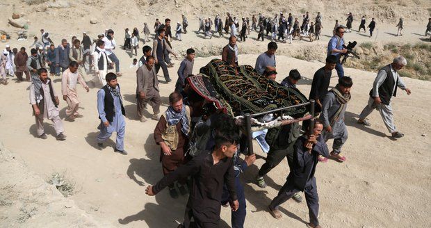 Krveprolití v Afghánistánu nebere konce: Sebevražedný útok roztrhal desítky studentů