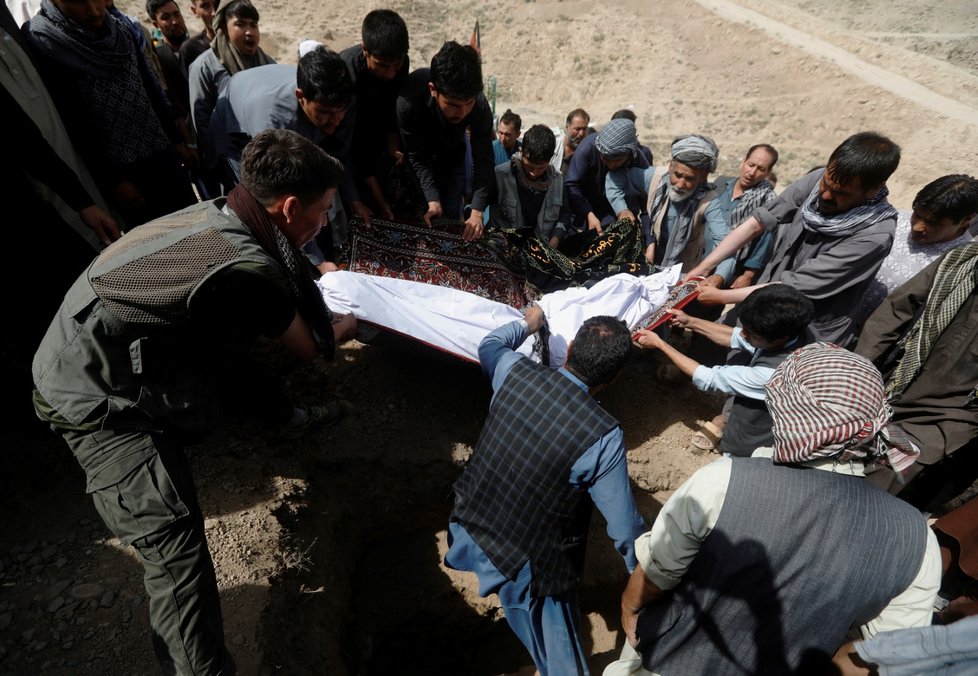 Při sebevražedném útoku v Kábulu ve středu zahynulo 48 lidí, dalších 67 jich utrpělo zranění, oznámilo afghánské ministerstvo zdravotnictví. K atentátu se zatím nikdo nepřihlásil. Předchozí podobné útoky ale měli na svědomí převážně teroristé z organizace Islámský stát (IS), uvedla agentura Reuters