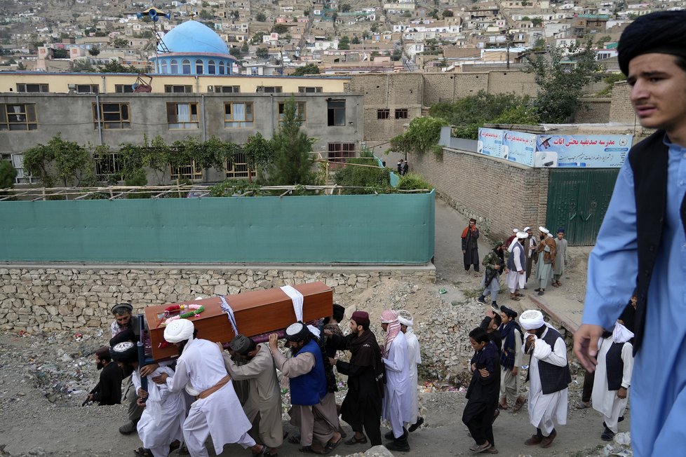 Při středečním útoku na mešitu v Kábulu zemřelo přes tři desítky osob, přes dvacet lidí je zraněno.