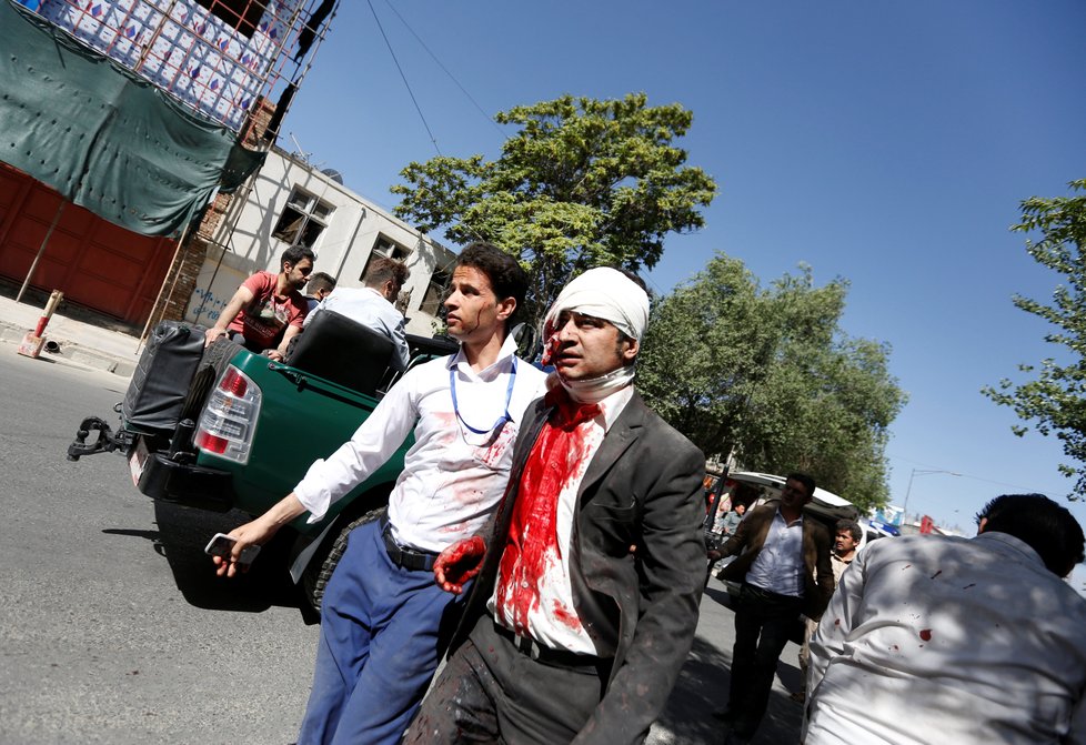Výbuch v diplomatické čtvrti v Kábulu zabil a zranil desítky lidí.