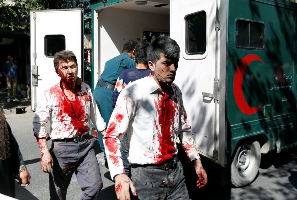 Výbuch v diplomatické čtvrti v Kábulu zabil a zranil desítky lidí.