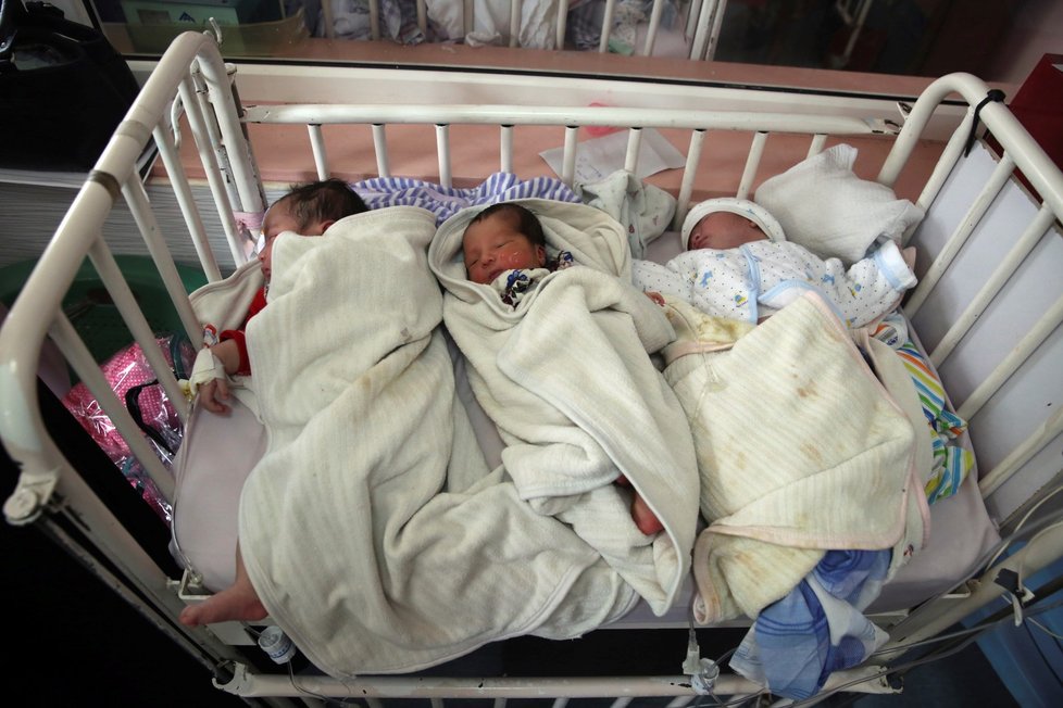 Útok v Kábulu šokoval svět: Zabity byly těhotné i rodící ženy.