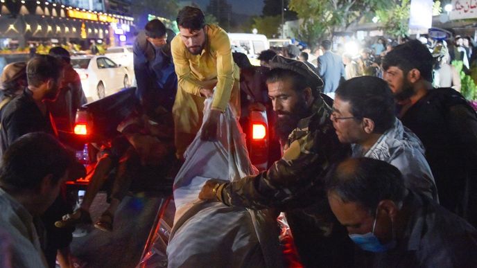 Při explozích u kábulského letiště zemřelo 12 amerických vojáků a 15 jich bylo zraněno