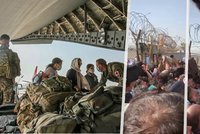 Zoufalství na letišti v Kábulu: Matky hází vojákům děti přes ostnatý drát!