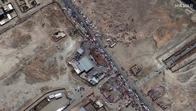 Čerstvé letecké záběry z letiště v Kábulu. I nadále se mnoho lidí snaží do evakuačních letadel dostat (24.8.2021).