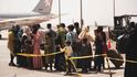 Tálibán přebírá vládu v Afghánistánu: Evakuace na mezinárodním letišti v Kábulu (19.8.2021)