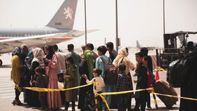 Tálibán přebírá vládu v Afghánistánu: Evakuace na mezinárodním letišti v Kábulu (19.8.2021)