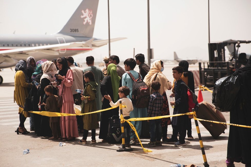 Evakuace na mezinárodním letišti v Kábulu (19. 8. 2021)