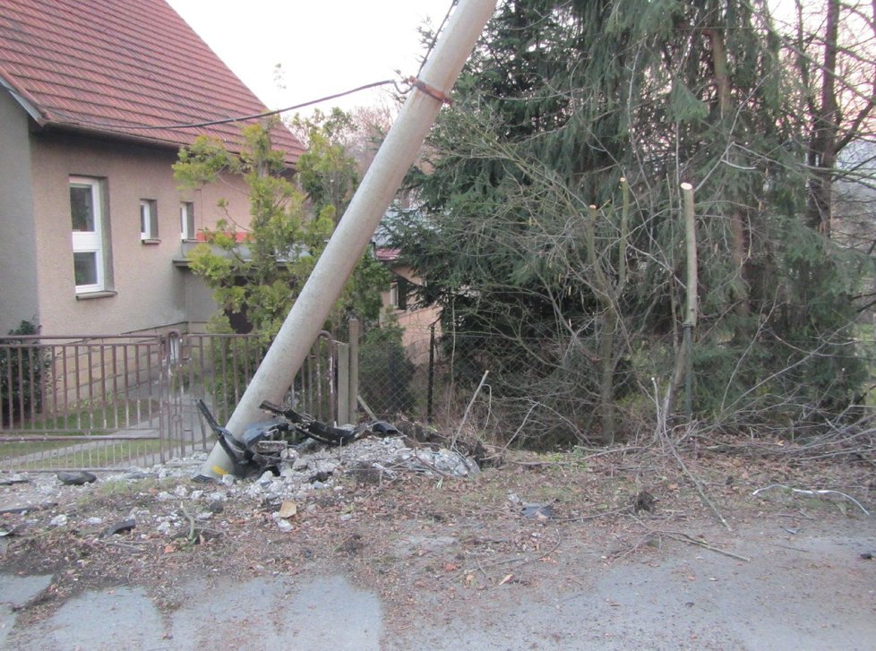 Auto přerazilo betonový sloup a poškodilo oplocení