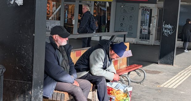 Cestující si dlouhodobě stěžují na nepořádek a skupinky opilých lidí v okolí stanice metra Kačerov.