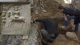 Malý zázrak! Unikátní kachle čekaly v Kyjově pod podlahou několik století 