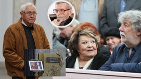 Jiřina Bohdalová, Zdeněk Troška a Jaroslav Satoranský se přišli rozloučit s režisérem Antonínem Kachlíkem.