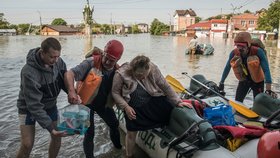 ONLINE: Voda z Kachovky zaplavila 600 kilometrů čtverečních Chersonské oblasti, tvrdí gubernátor