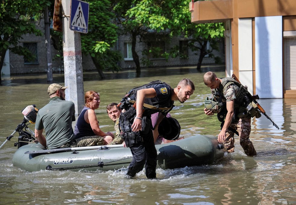 Evakuace na Ukrajině po zničení Kachovské přehrady (7. 6. 2023)