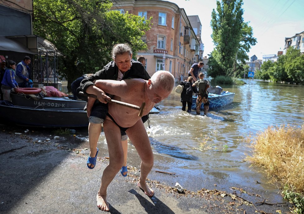 Evakuace na Ukrajině po zničení Kachovské přehrady (7. 6. 2023)