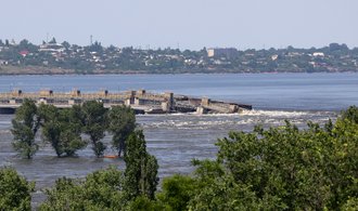 Kachovská vodní elektrárna byla zničena. Z výbuchu přehrady se Ukrajinci a Rusové obviňují navzájem
