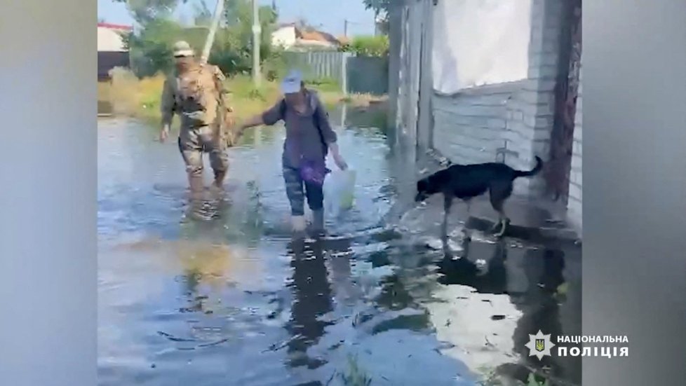 Evakuace obyvatel v Chersonské oblasti kvůli Kachovské přehradě (6.6.2023) 