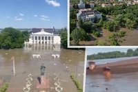 Obrazy zkázy po výbuchu Kachovské přehrady: Voda unáší celé domy, zatopená města obsadily labutě
