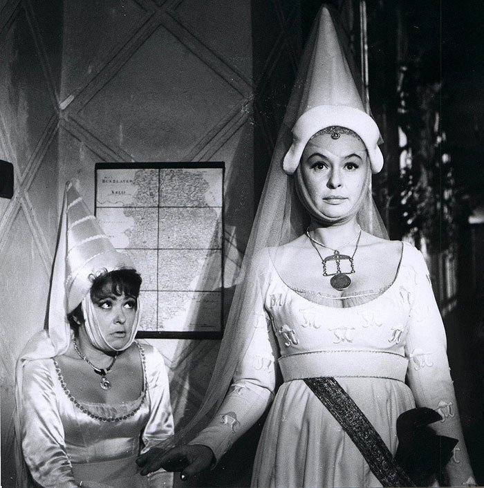 1965: Nezapomenutlená Bílá paní (na snímku s J. Bohdalovou).