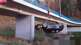 Mercedes prorazil zábradlí a skončil v řece.
