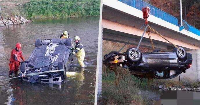 Mercedes prorazil zábradlí a skončil v řece.