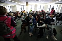 Nálož novinek k uprchlíkům: Poslanci odklepli novelu „lex Ukrajina“, zahrnuje úpravu dávky