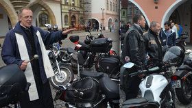 Farář požehnal kmotru Novákovi a jeho „zachráncům“: Motorkáři v Kadani zahájili sezónu