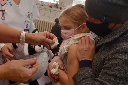 V nemocnici v Kadani se poprvé očkovaly malé děti (22. 12. 2021)
