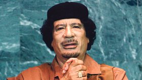 Muammar Kaddáfí stále povstaleckým oddílům uniká. Zřejmě zamířil z Tripolisu do pouště