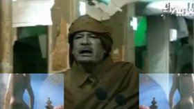V klipu se u Kaddáfího vlní polonahé slečny