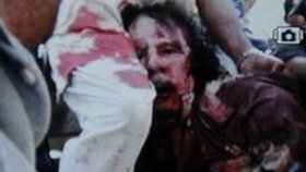 První foto diktátora po zadržení, byl už v tu chvíli mrtvý nebo těžce zraněný?