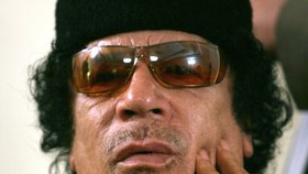 Kaddáfí se podle odhadů ukrývá v azylu mimo Libyi. Podle svých stoupenců se schovává v rezidenci Báb al-Azizíja.