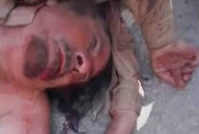 První foto mrtvého Muammara Kaddáfího, tak jak se objevilo v arabské televizi Al-Jazeera