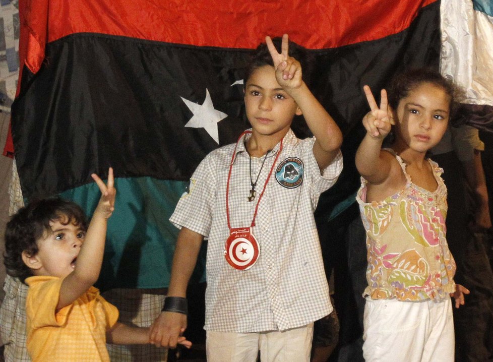 Konec Kaddafího slaví všichni, i děti.