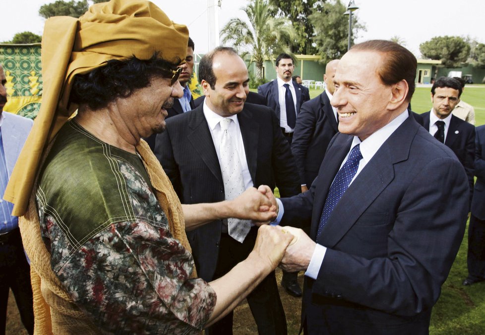 2010: Červen 2010: Kaddáfí vítá v Tripolisu svého kamaráda Berlusconiho