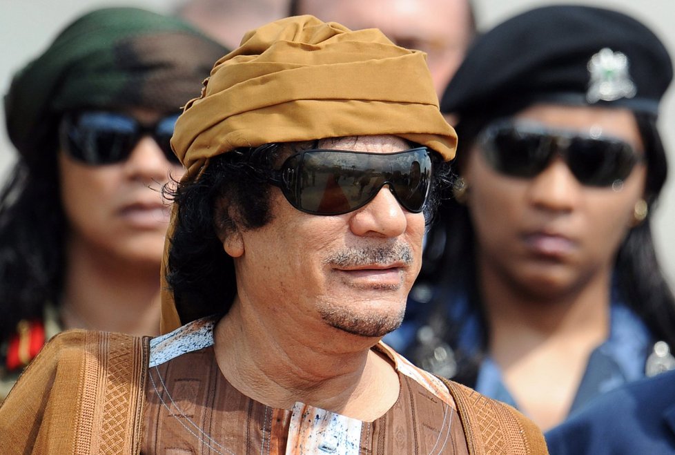 Kaddáfí je krásnými ženami obklopen