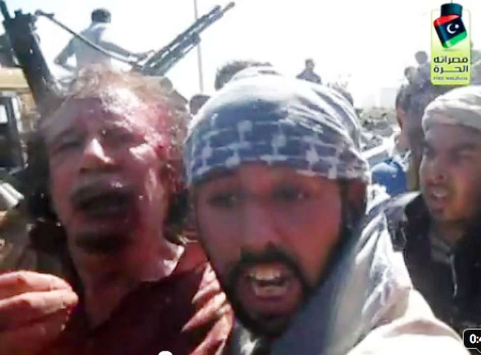 Snímek z videa, které zachycuje poslední vteřiny před smrtí Muammara Kaddáfího