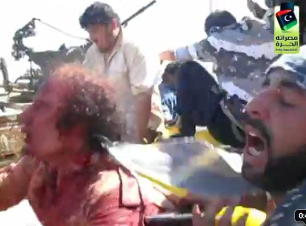Snímek z videa, které zachycuje poslední vteřiny před smrtí Muammara Kaddáfího