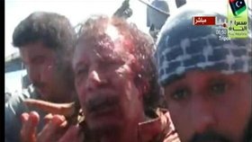 Kaddáfí při dopadení - celý od krve a nemohl téměř chodit