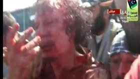 Přes krev Kaddáfí skoro neviděl