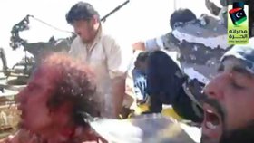Poslední minuty před Kaddáfího smrtí zachycuje videonahrávka, kterou dnes zveřejnily arabské telvize