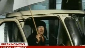 Muammar Kaddáfí chtěl televizním vystoupením dokázat, že je stále v Libyi. Chránil se deštníkem, přestože v Tripolisu neprší
