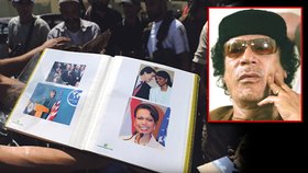 Rebelové našli Kaddáfího album...